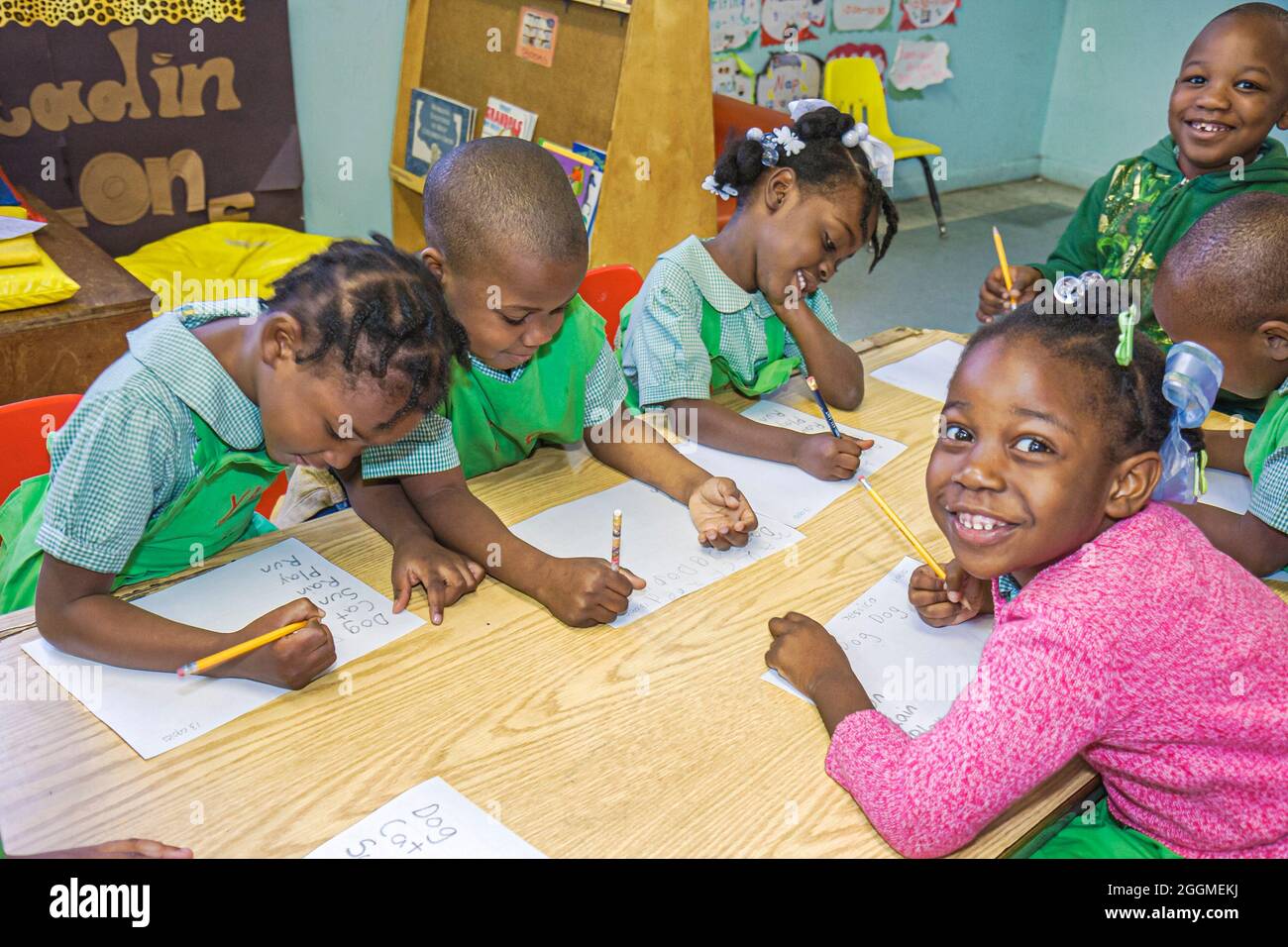 Miami Florida,Little Haiti,Yvonne Learning Center studenti di classe scuola privata,ragazzi neri ragazzi maschi bambini ragazze scuola materna femminile classe, writ Foto Stock