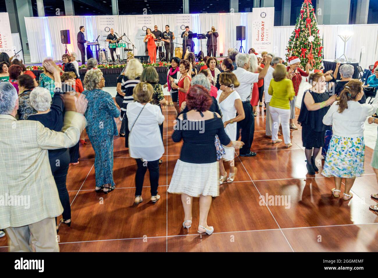 Miami Beach Florida, Centro Congressi, Senior Senior senior Citizens Holiday Party, cena con ballo ispanico, banchetto, evento gratuito, banda di folla con pista da ballo Foto Stock