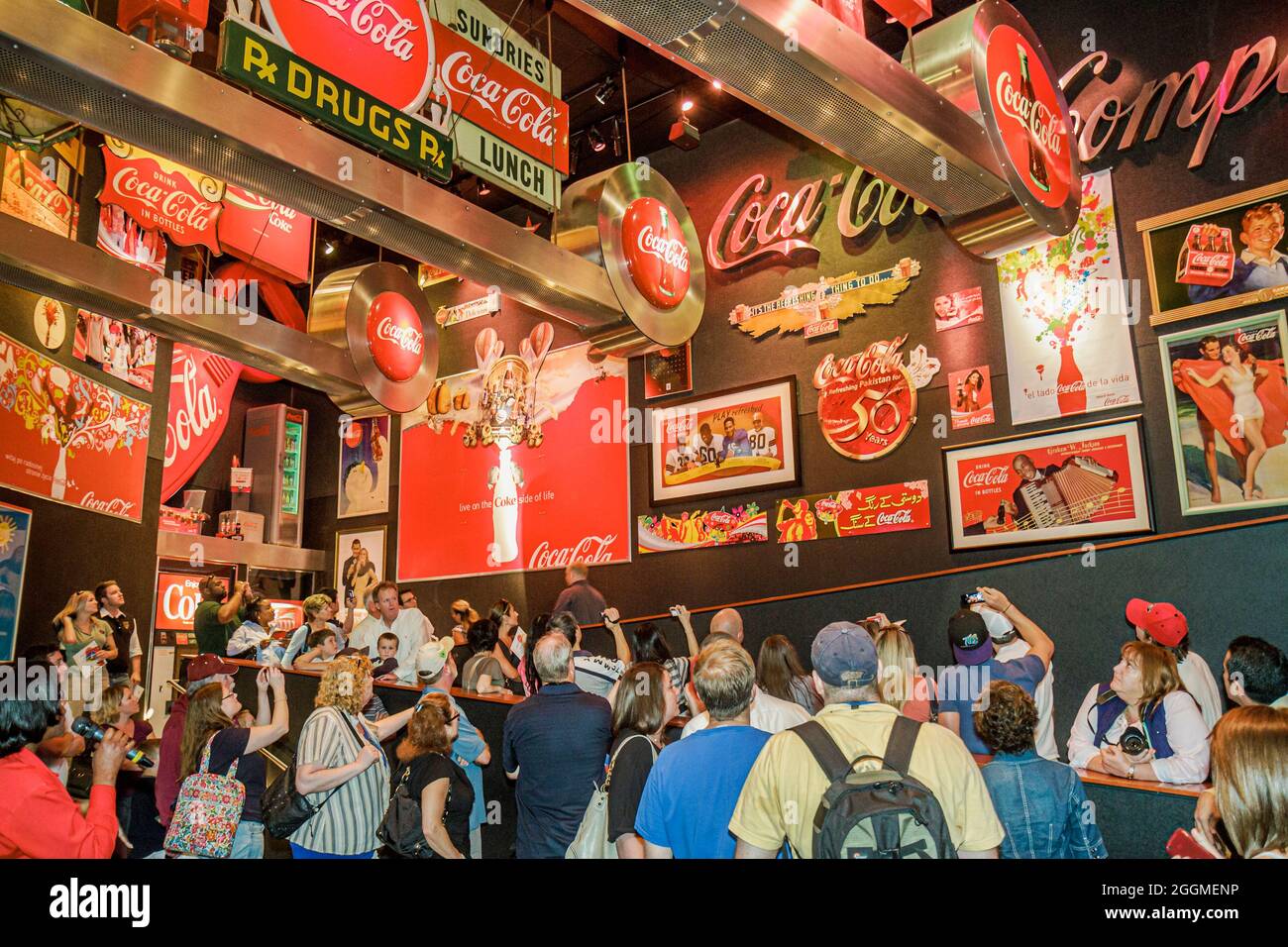 Atlanta, Georgia, museo World of Coca Cola, mostre, collezione di cimeli americani che pubblicizzano insegne al neon, interni, famiglie e visitatori Foto Stock