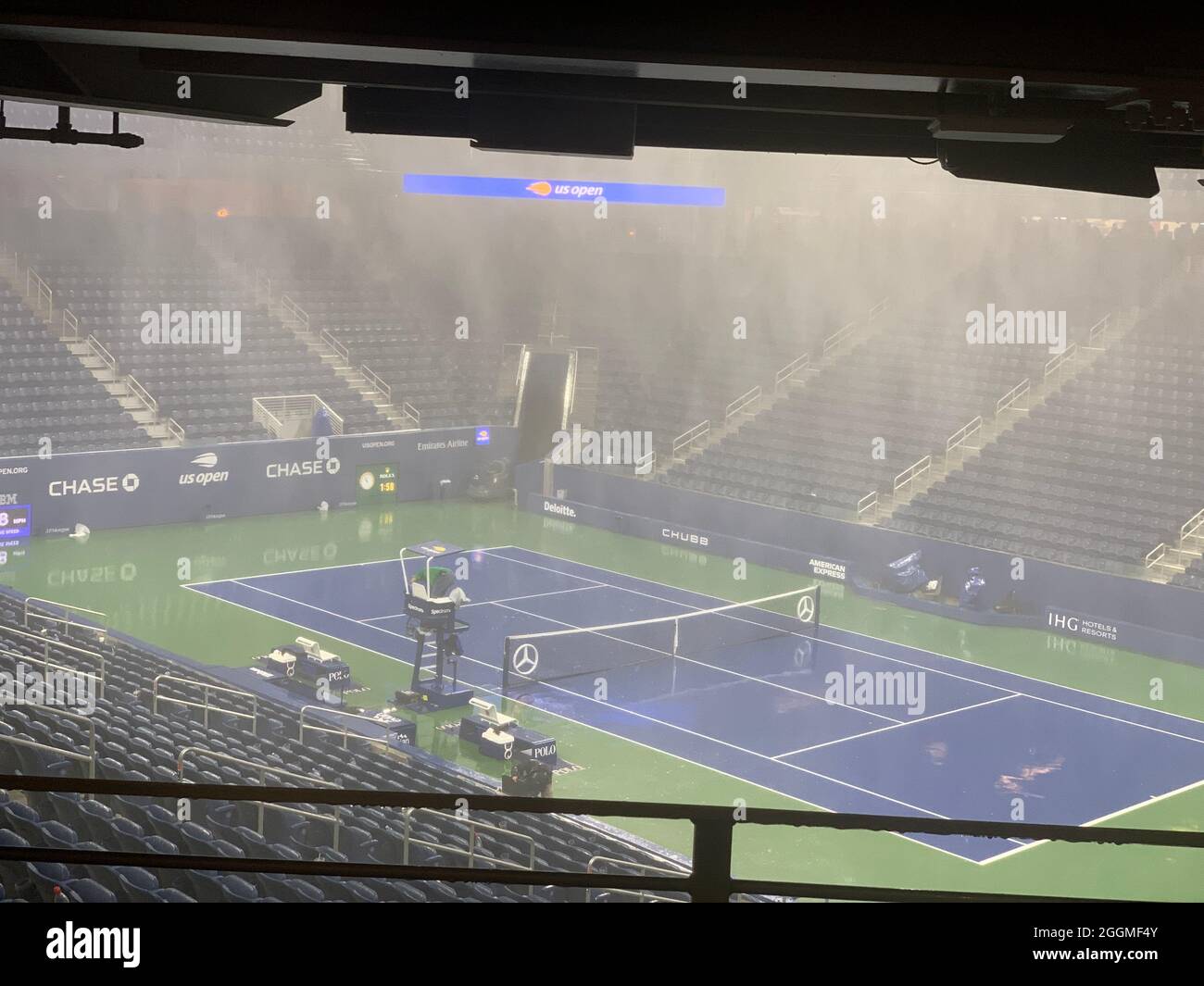 New York, Stati Uniti. 01 Settembre 2021. Il vuoto Louis Armstrong Stadium di New York è sotto l'acqua a causa delle forti piogge. Credit: Banno Schwinghammer/dpa/Alamy Live News Foto Stock