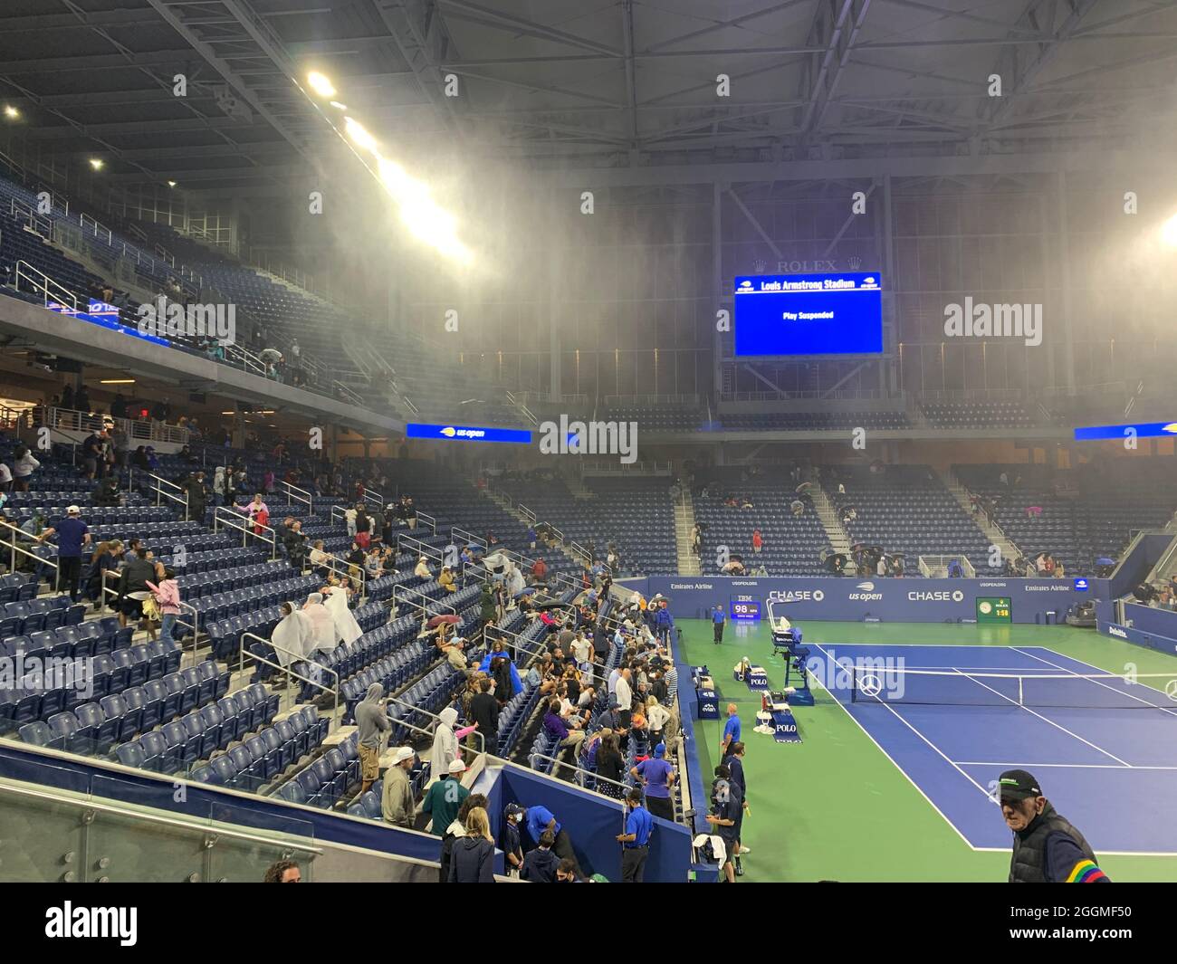 New York, Stati Uniti. 01 Settembre 2021. Pioveva nel Louis Armstrong Stadium di New York nonostante il tetto. Forti piogge, raffiche di vento e fulmini hanno inondato le strade della metropoli e degli US Open Grounds. (A dpa 'Stim a New York - Curber match at US Open rinviato') Credit: Benno Schwinghammer/dpa/Alamy Live News Foto Stock