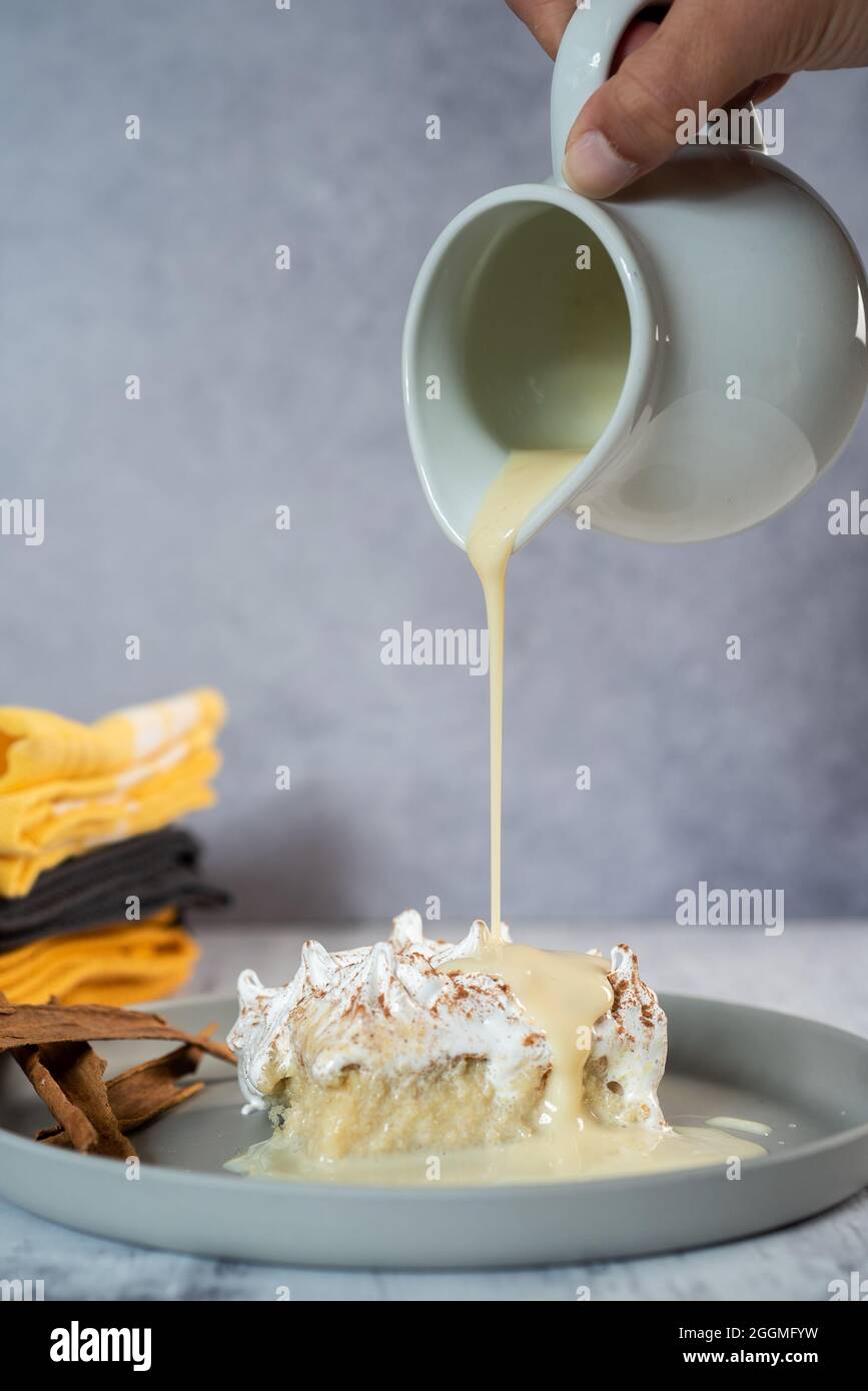 Tre torte al latte, dessert tradizionale dell'America Latina, Nizza Foto Stock