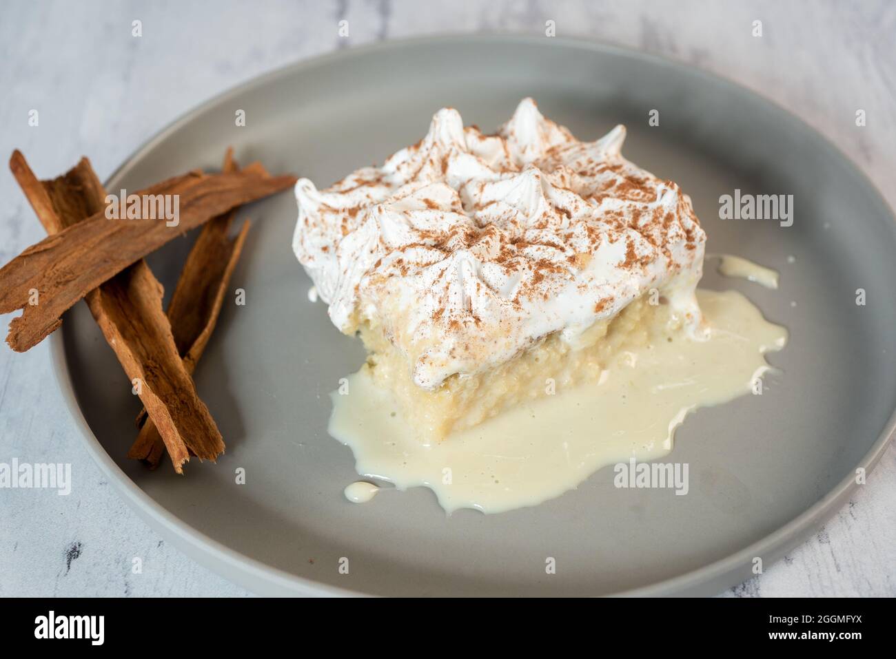 Tre torte al latte, dessert tradizionale dell'America Latina, Nizza Foto Stock