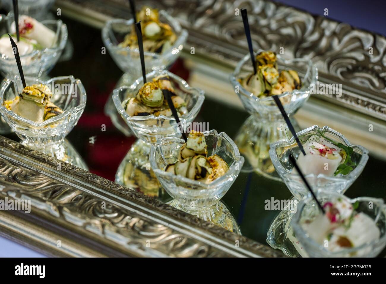 Antipasti, catering, spuntini in vetreria sul vassoio d'argento Foto di alta qualità Foto Stock