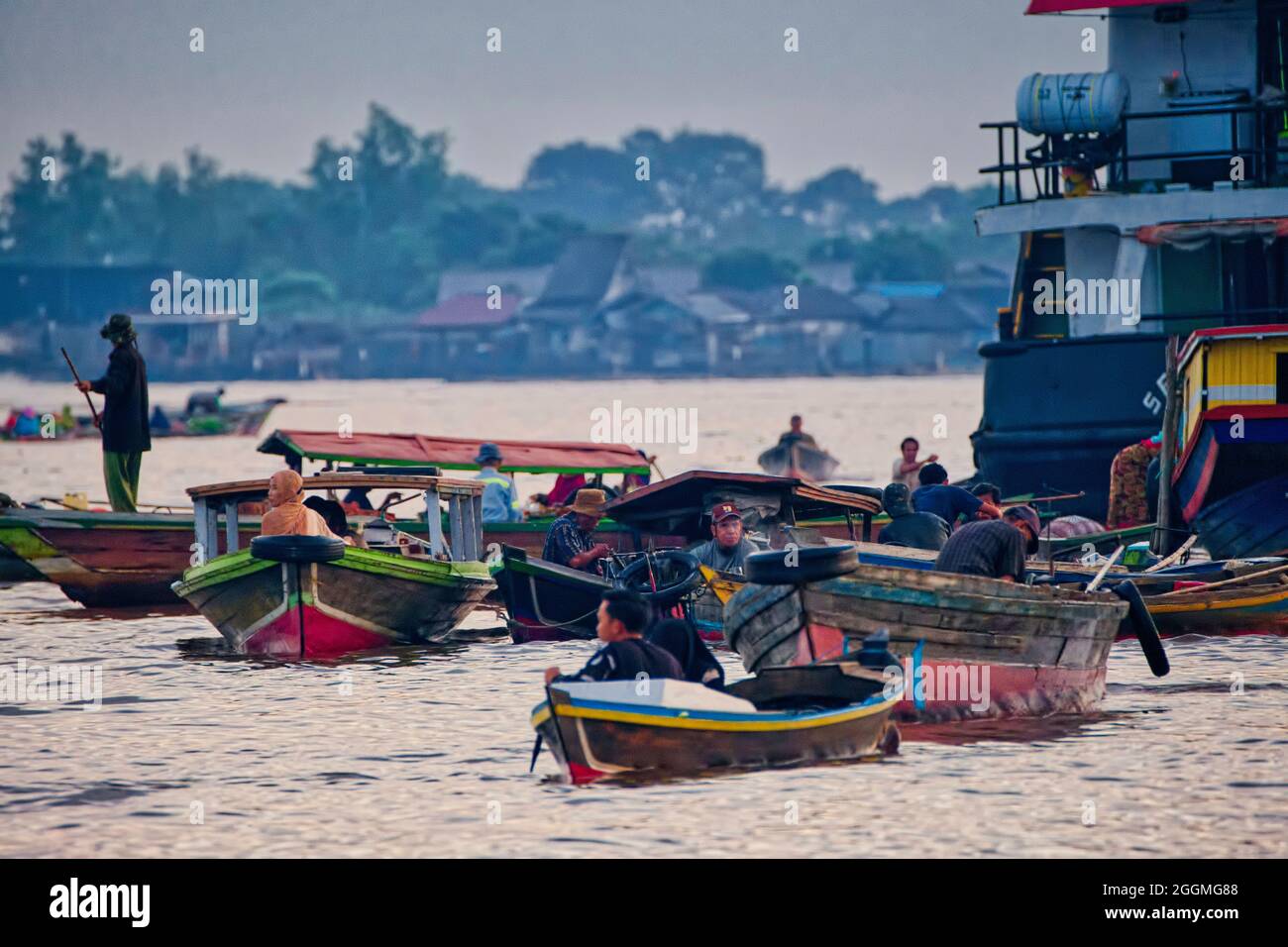 Ci sono molti grandi fiumi in Banjarmasin, uno di loro è il fiume Barito che ha estuario sul fiume kuin situato nel distretto secondario di Banjarmasin del nord, Banj Foto Stock