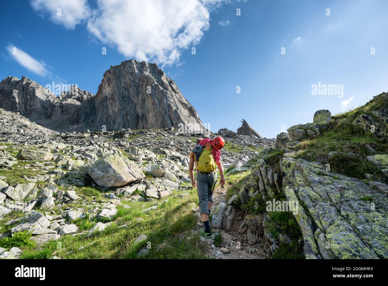 Un arrampicatore che sale verso le vie di arrampicata nei pressi di Göscheneralp, Svizzera, Alpi Foto Stock