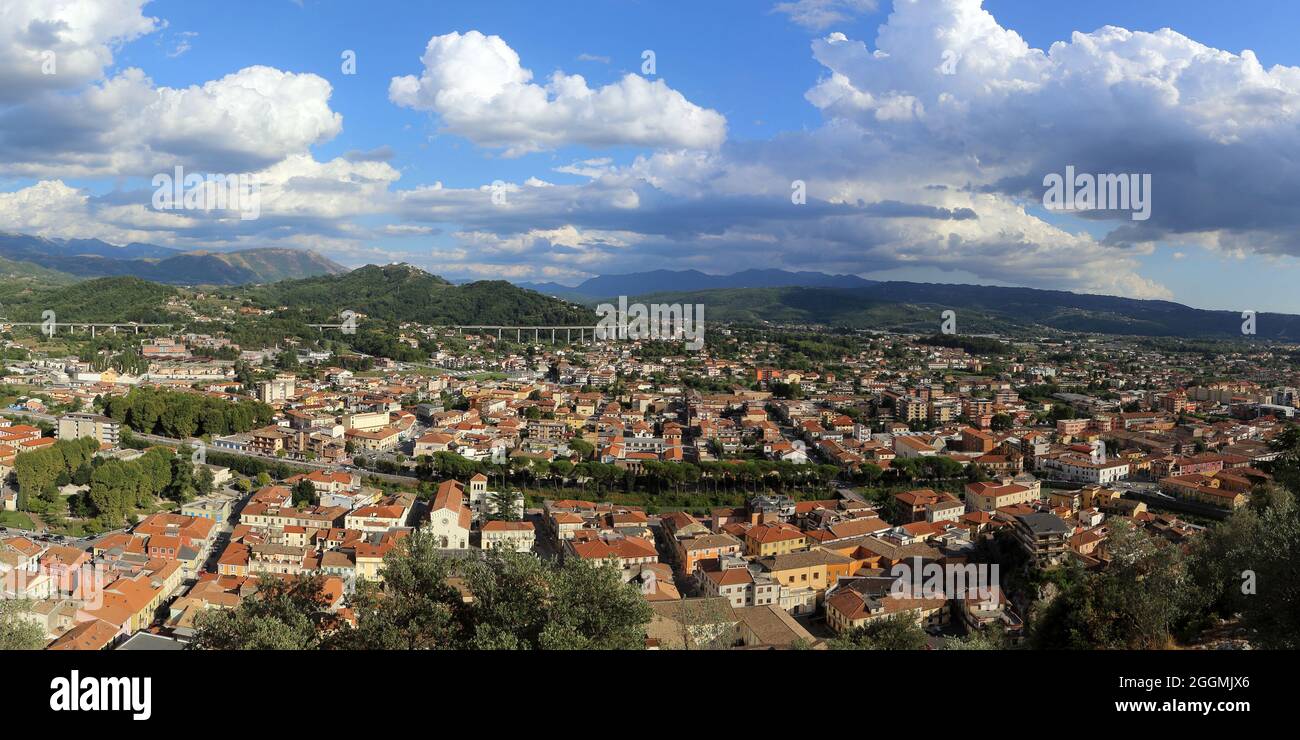 Vista panoramica della città di Sora in provincia di Frosinone Foto Stock