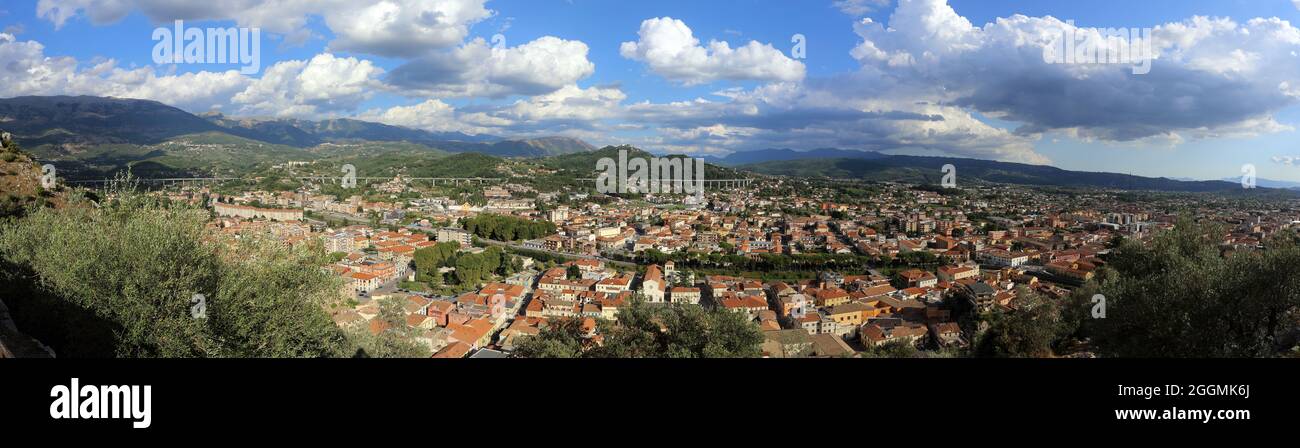 Vista panoramica della città di Sora in provincia di Frosinone Foto Stock