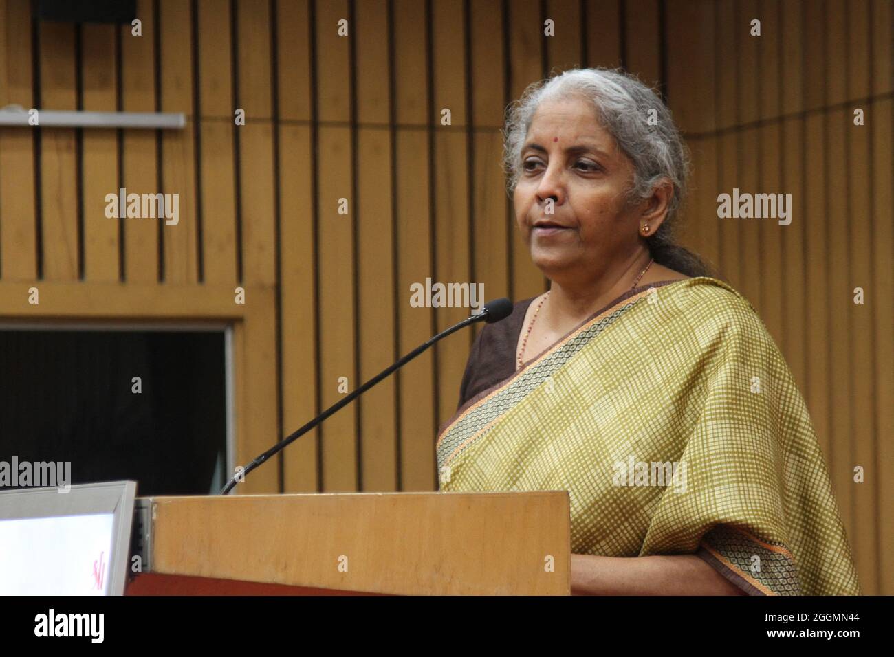 SMT. Nirmala Sitharaman, Ministro delle Finanze, Govt. Dell'India durante un lancio del libro di âÂ€ÂœSavarkarâÂ€Â da Vikram Sampath presso il Centro Internazionale dell'India a Nuova Delhi, India mercoledì 01 settembre 2021. Foto di Anshuman Akash/ABACAPRESS.COM Foto Stock