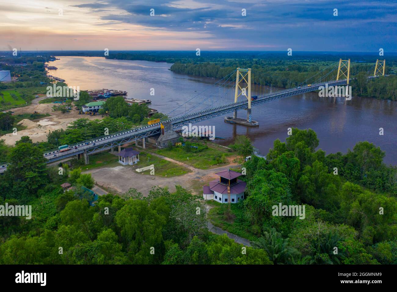 Attraversa l'ampio fiume Barito e forma un collegamento tra Banjarmasin e Kalimantan centrale. In sostituzione di un traghetto auto, il ponte porta la Trans Kalima Foto Stock