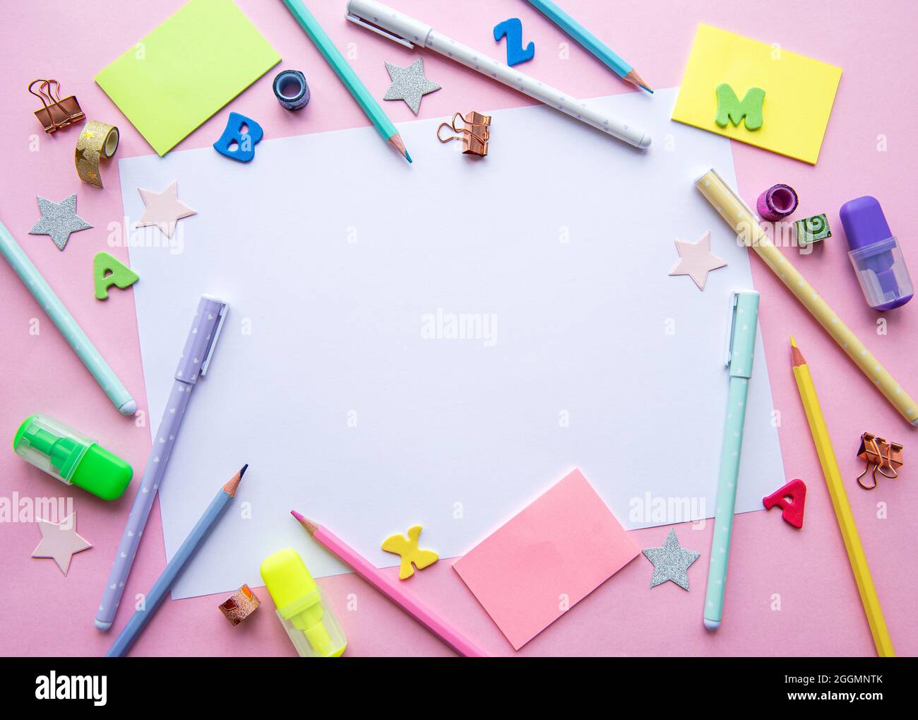 Accessori di cancelleria isolati su sfondo bianco, prodotti per l'ufficio,  vista dall'alto con spazio per la copia Foto stock - Alamy