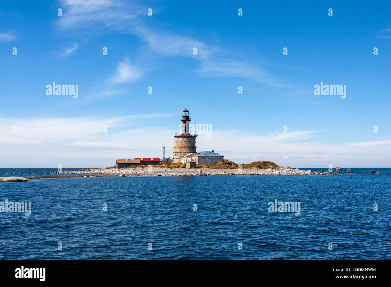 Edifici e vecchio faro sulla piccola e remota isola di Keri nel Mar Baltico in Estonia, Europa Foto Stock