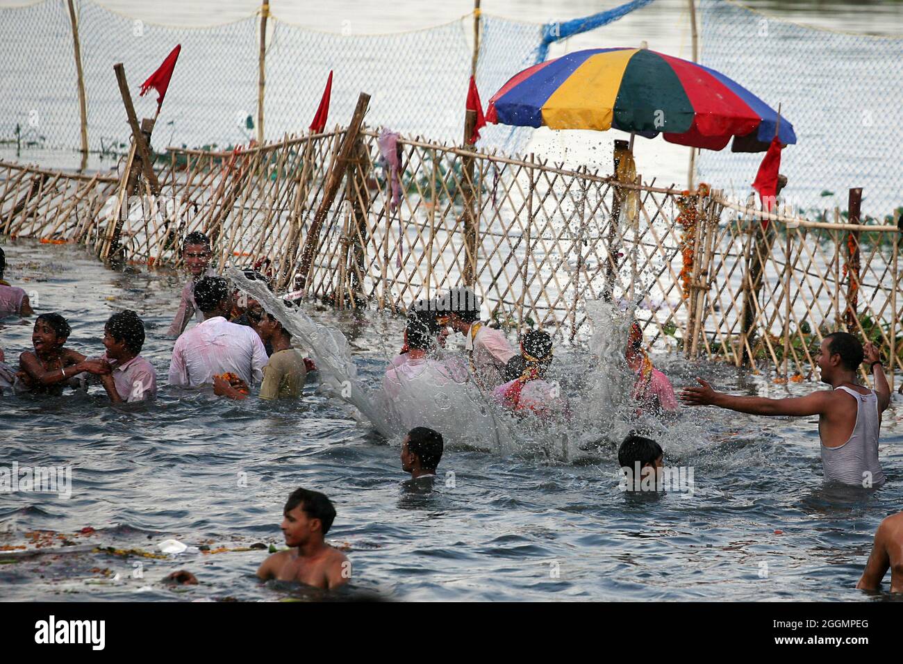 Gli indù prendono parte ad una processione religiosa per immergere l'idolo di Lord Ganesha nel fiume Yamuna in occasione di Ganesh Visarjan a Nuova Delhi. Foto Stock