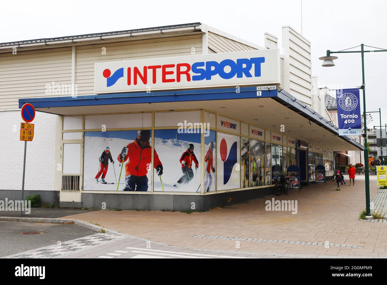 Tornio, Finlandia - 22 agosto 2021: Vista esterna del negozio Intersport. Foto Stock