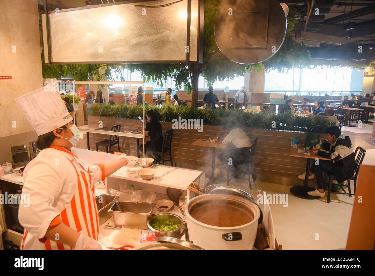Nonthaburi, Tailandia. 01 Settembre 2021. Uno chef ha visto preparare il cibo come il governo tailandese parzialmente solleva il blocco consentendo ad alcune aziende di riaprire seguendo termini e condizioni come sociale distanziamento e indossare maschere protettive. Credit: SOPA Images Limited/Alamy Live News Foto Stock