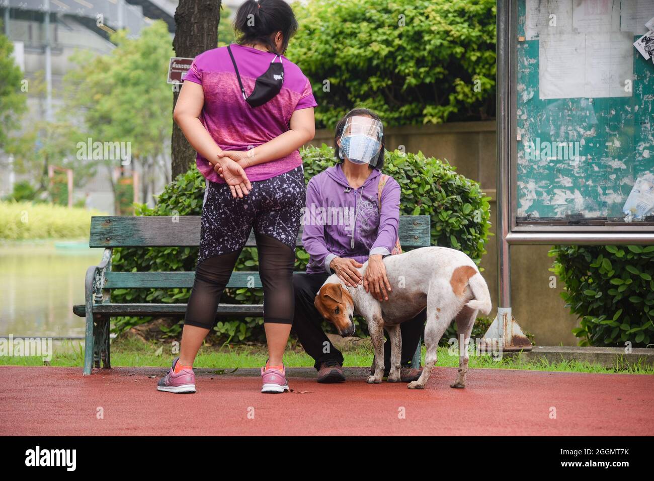 Nonthaburi, Tailandia. 01 Settembre 2021. Le donne sono viste con un cane come il governo thailandese solleva parzialmente il blocco consentendo ad alcune imprese di riaprire seguendo termini e condizioni come sociale distanziamento e indossare maschere protettive. (Foto di Yuttachai Kongprasert/SOPA IMA/Sipa USA) Credit: Sipa USA/Alamy Live News Foto Stock