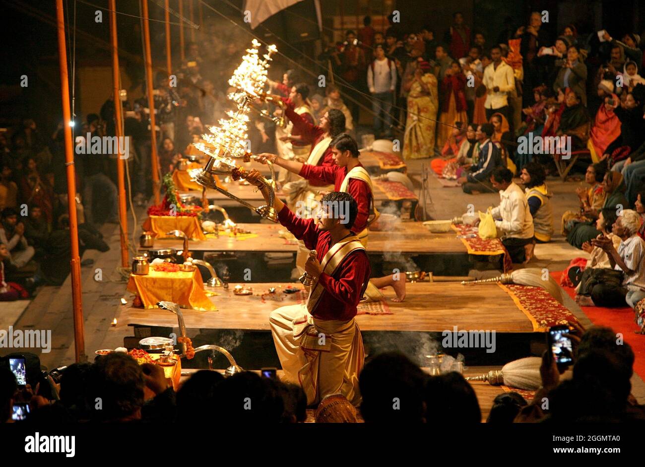 I sacerdoti svolgono la preghiera del fiume santo Ganga chiamato Ganga arti alla riva di Ganga in Varanasi, India. Foto Stock