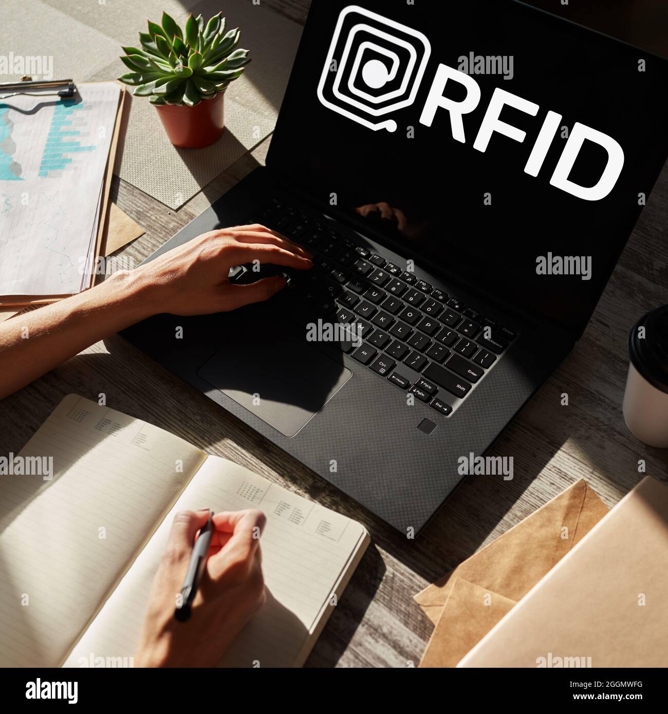 Concetto di tecnologia RFID di identificazione delle radiofrequenze sullo schermo del dispositivo. Sicurezza e automazione. Foto Stock
