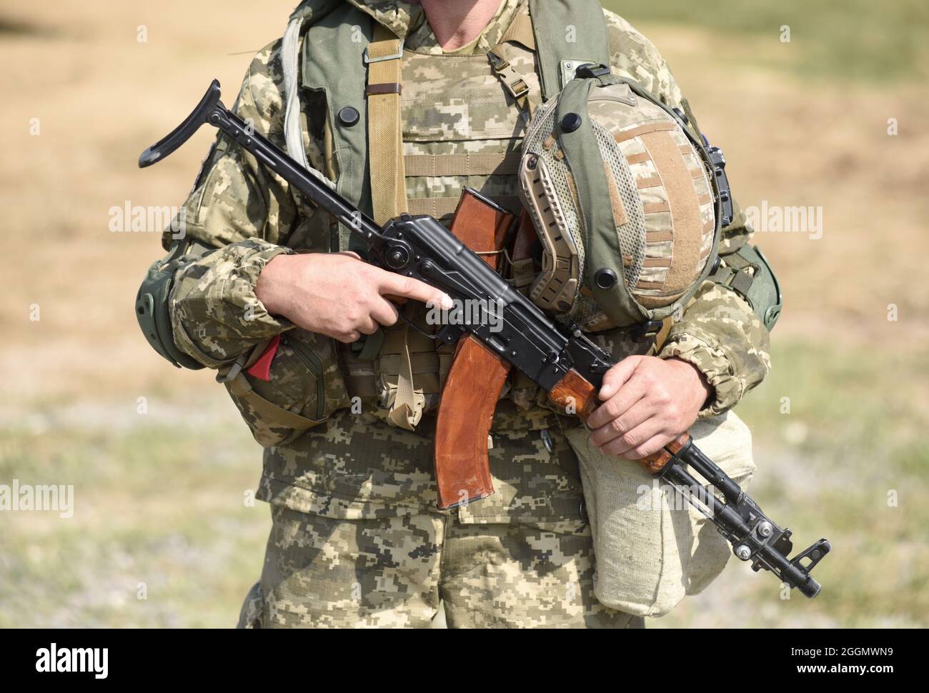 Soldato dell'Ucraina soldato ucraino con fucile d'assalto AK. Foto Stock