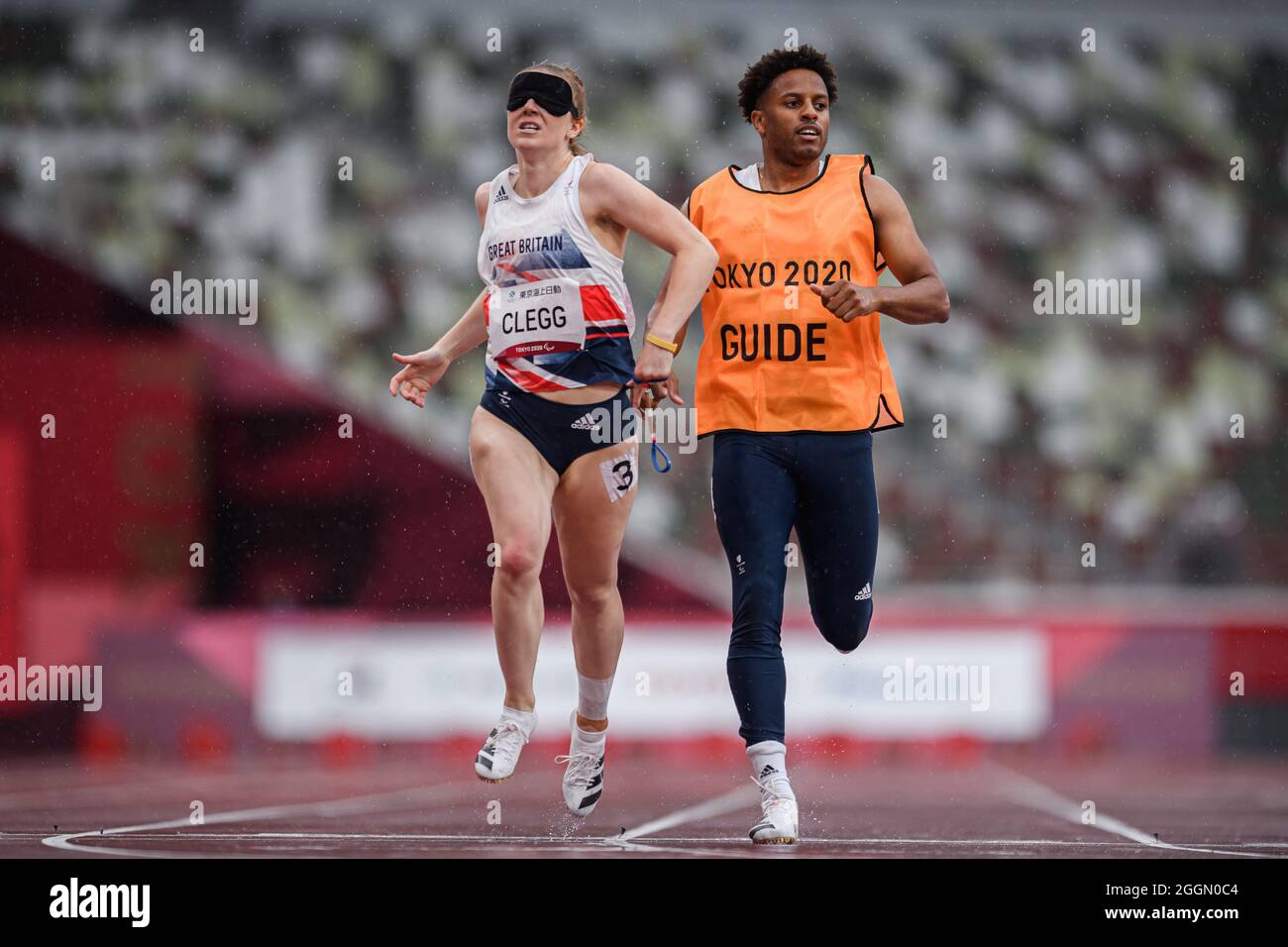 TOKYO, GIAPPONE. 2 settembre 2021. Libby Clegg e guida Chris Clarke in Donna 200m - T11 Round1 - Heat 3/4 durante la competizione Track and Field - Tokyo 2020 Paralimpiadi allo Stadio Olimpico Giovedì 02 settembre 2021 a TOKYO, GIAPPONE. Credit: Taka G Wu/Alamy Live News Foto Stock