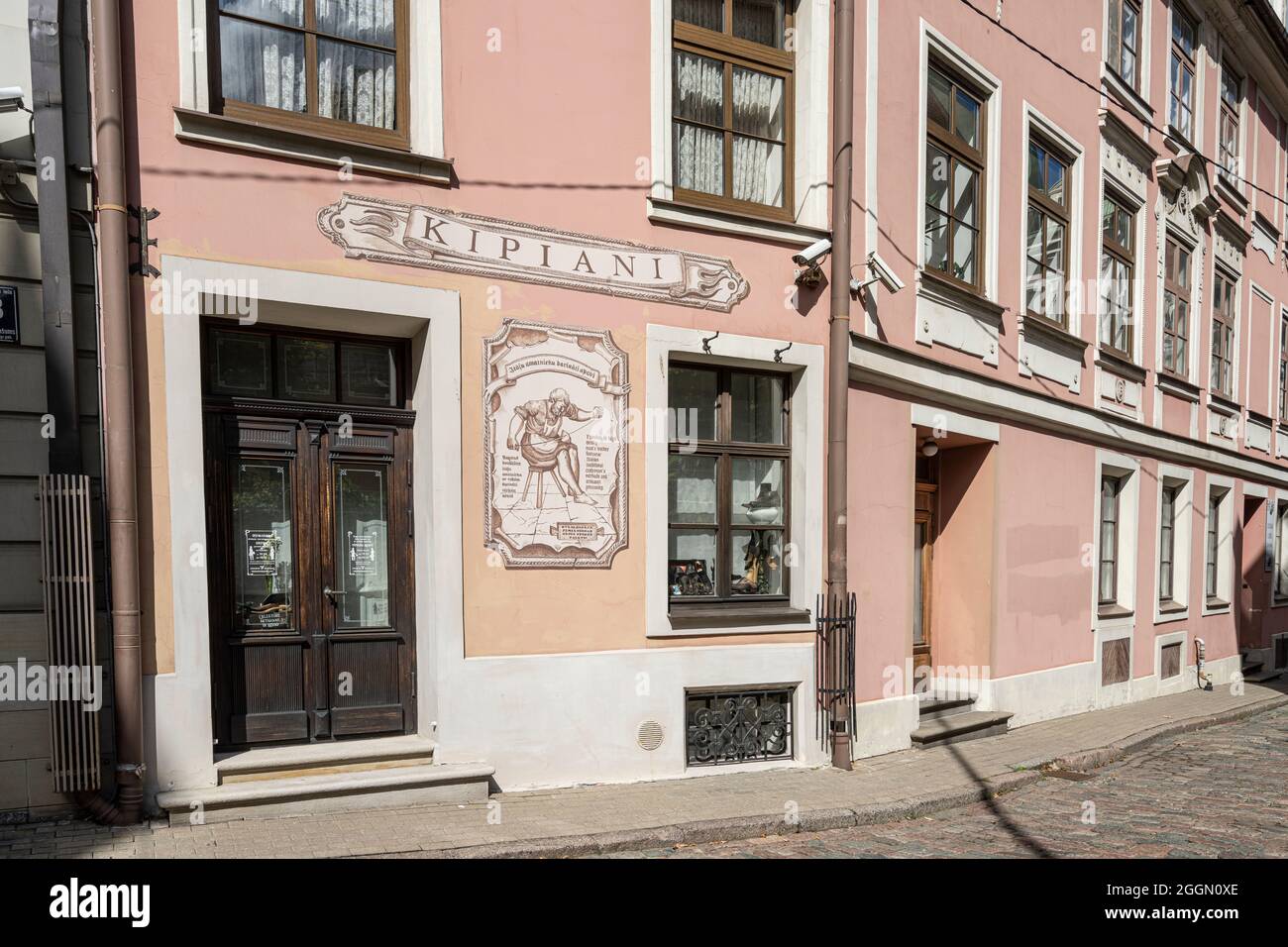 Riga, Lettonia. Agosto 2021. Laboratorio artigianale calzolaio nel centro della città Foto Stock