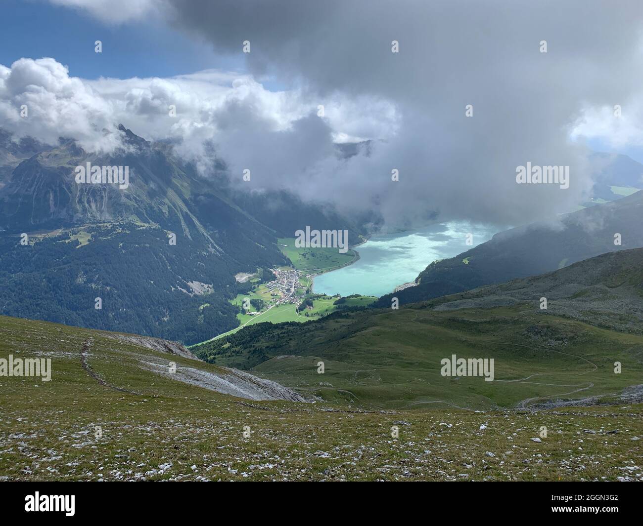 Reschensee visto dalle montagne sopra Foto Stock