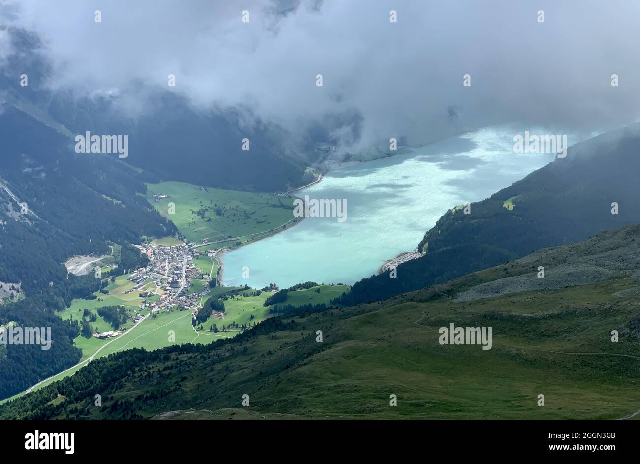 Reschensee visto dalle montagne sopra Foto Stock