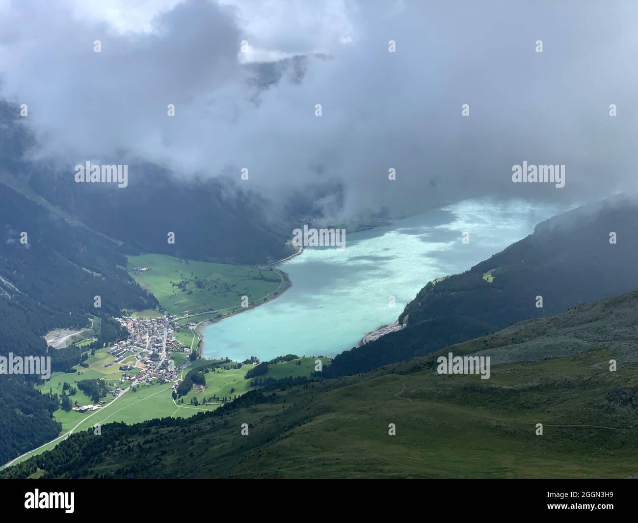 Reschensee visto dalle montagne sopra Foto Stock