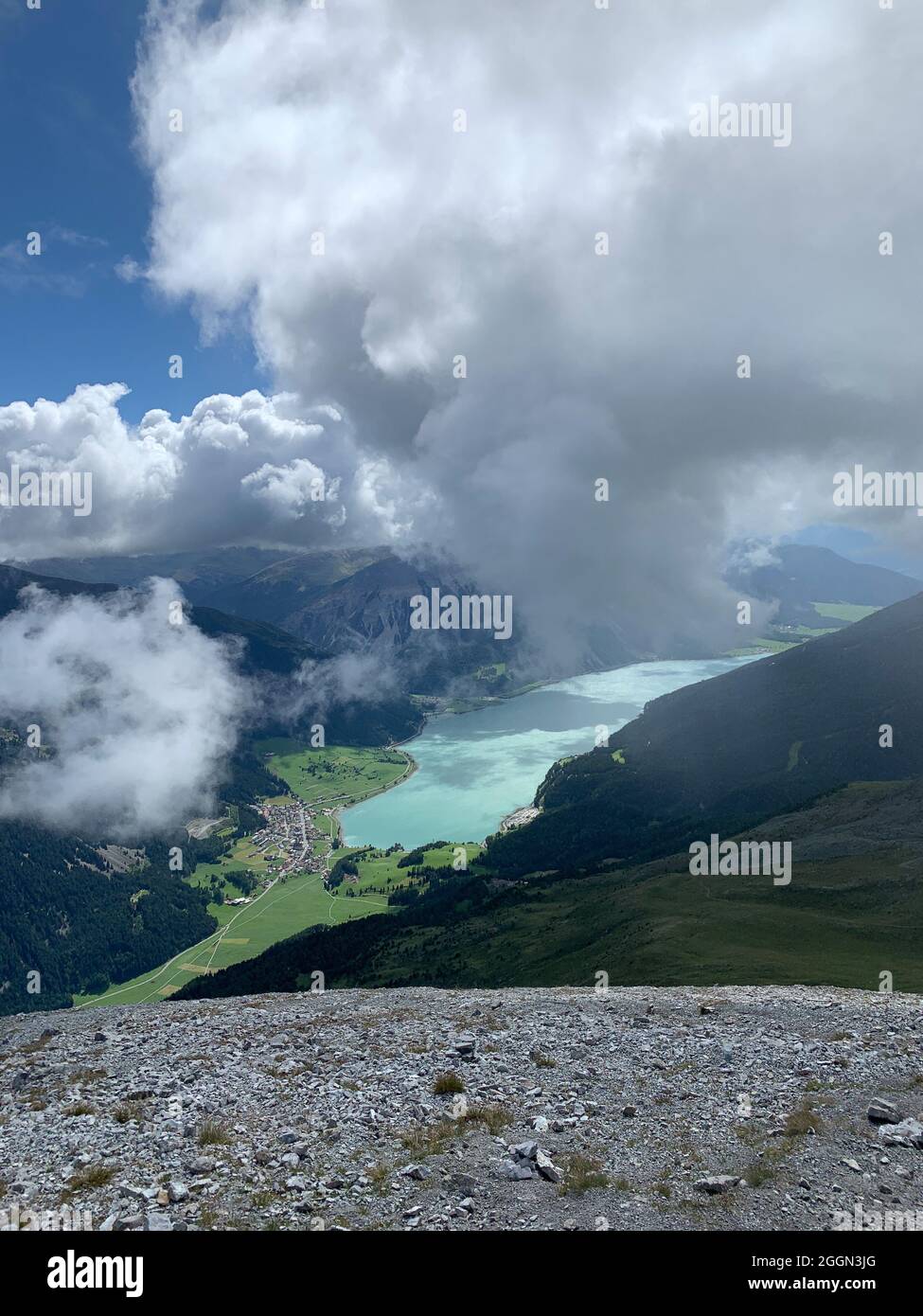 Reschensee visto dalle montagne sopra Foto Stock