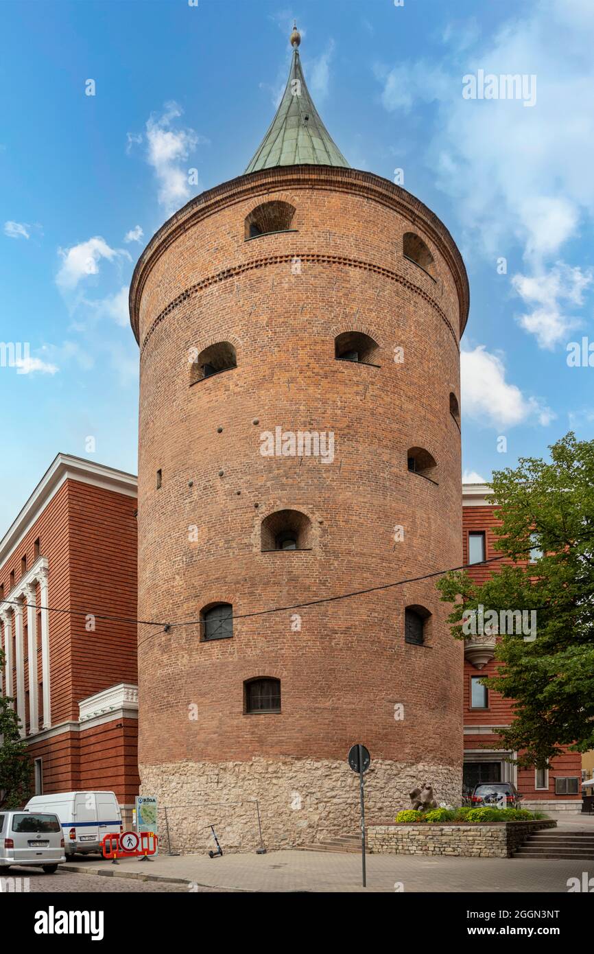 Riga, Lettonia. Agosto 2021. L'antica Torre delle polveri si affacciano sul centro della città Foto Stock