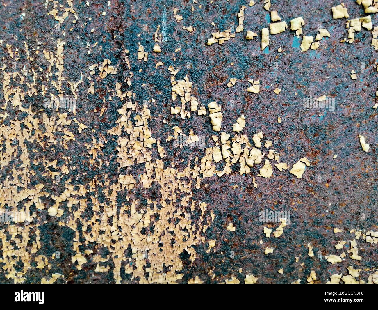 vecchia porta in metallo arrugginito con resti di vernice chiara scheggiata, grunge sfondo Foto Stock
