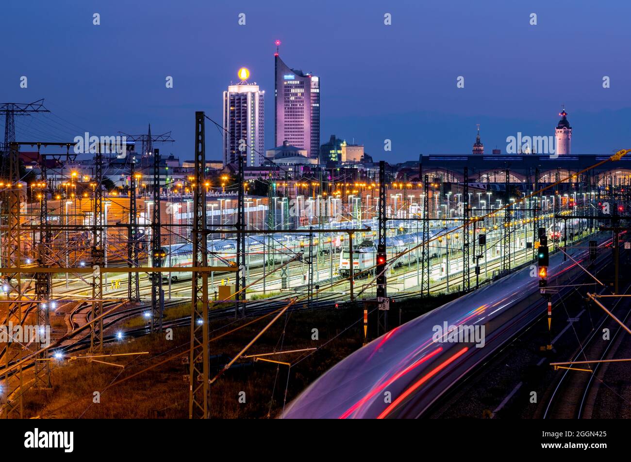 Lipsia (Germania). Skyline all'ora blu. Foto Stock