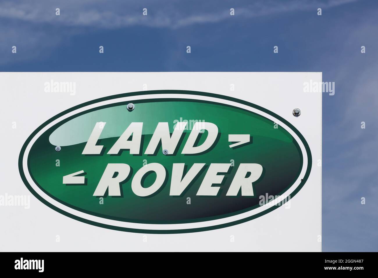 Macon, Francia - 3 giugno 2021: Land Rover è un marchio di auto specializzato in veicoli a trazione integrale, di proprietà della multinazionale britannica Foto Stock