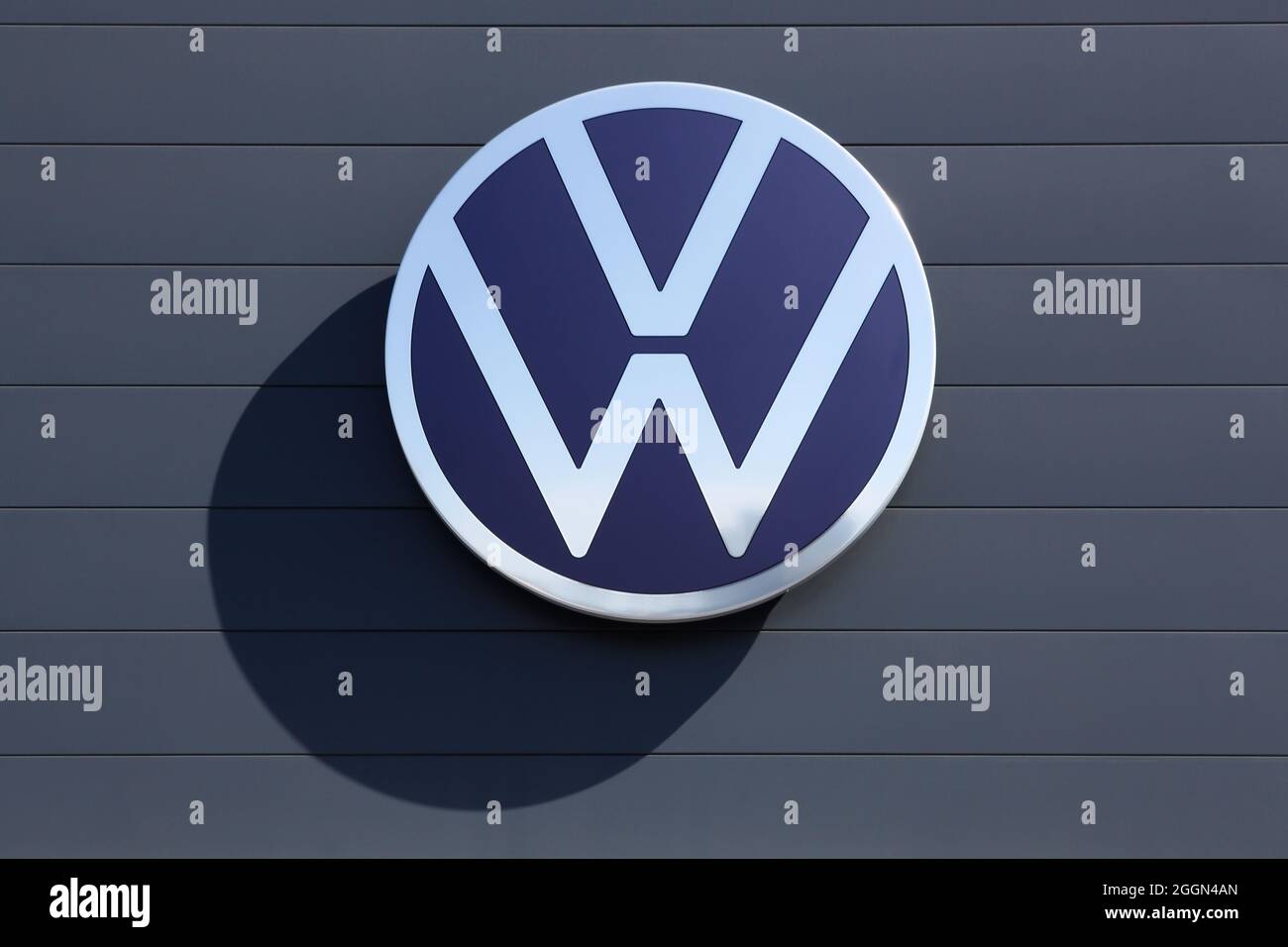 Belleville, Francia - 3 settembre 2020: Logo Volkswagen su un muro. Volkswagen è un produttore tedesco di automobili con sede a Wolfsburg, Germania Foto Stock