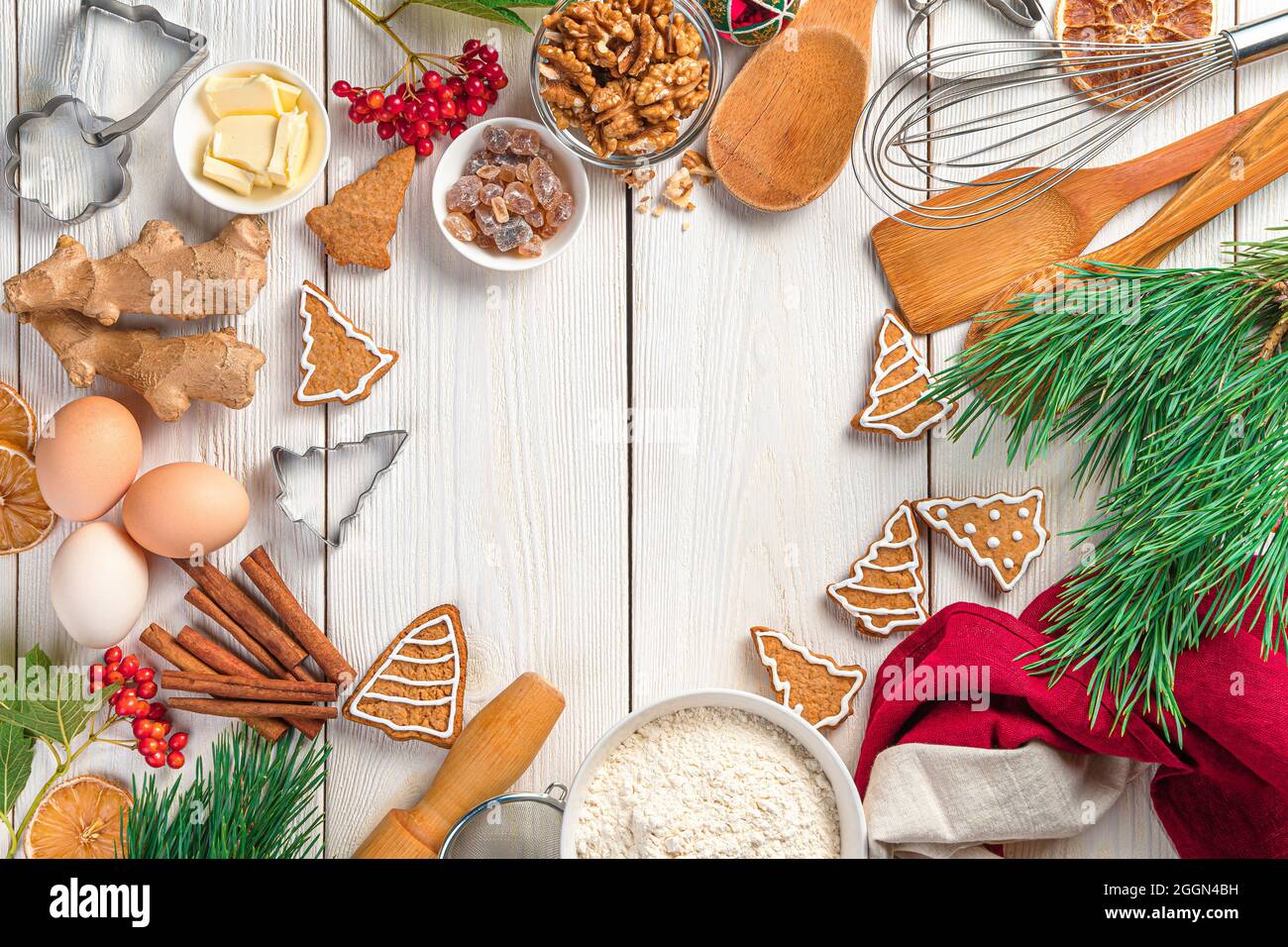 Sfondo culinario con biscotti allo zenzero e ingredienti su sfondo bianco Foto Stock