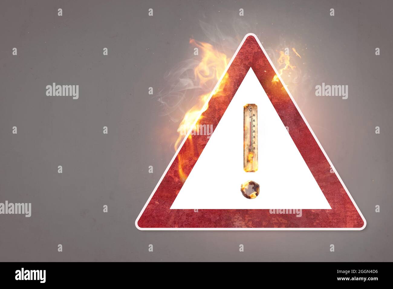 Segnale di avvertimento con un termometro a combustione - concetto di riscaldamento globale Foto Stock