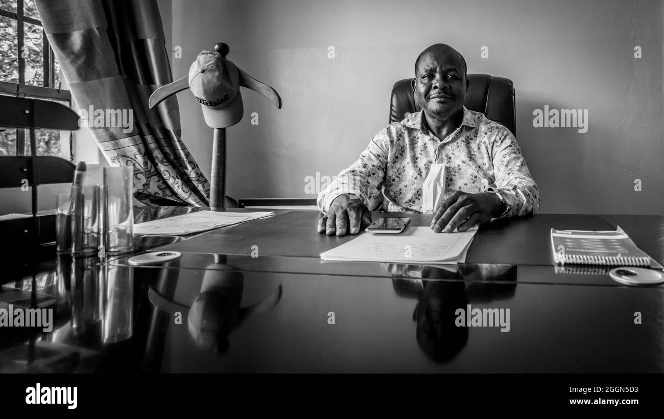 Benjamin Jomo Washiali, un politico keniano e membro del parlamento, posando per la macchina fotografica nel suo ufficio locale a Shianda, Mumias. Foto Stock