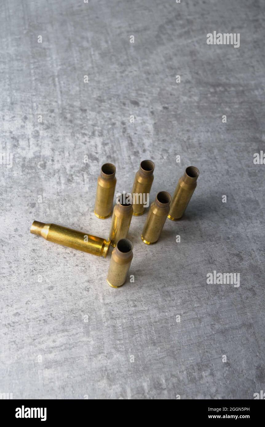 mix di ottone usato guscio casse pallottole di piccolo calibro pallottole  su cemento grigio effetto, sfondo Foto stock - Alamy