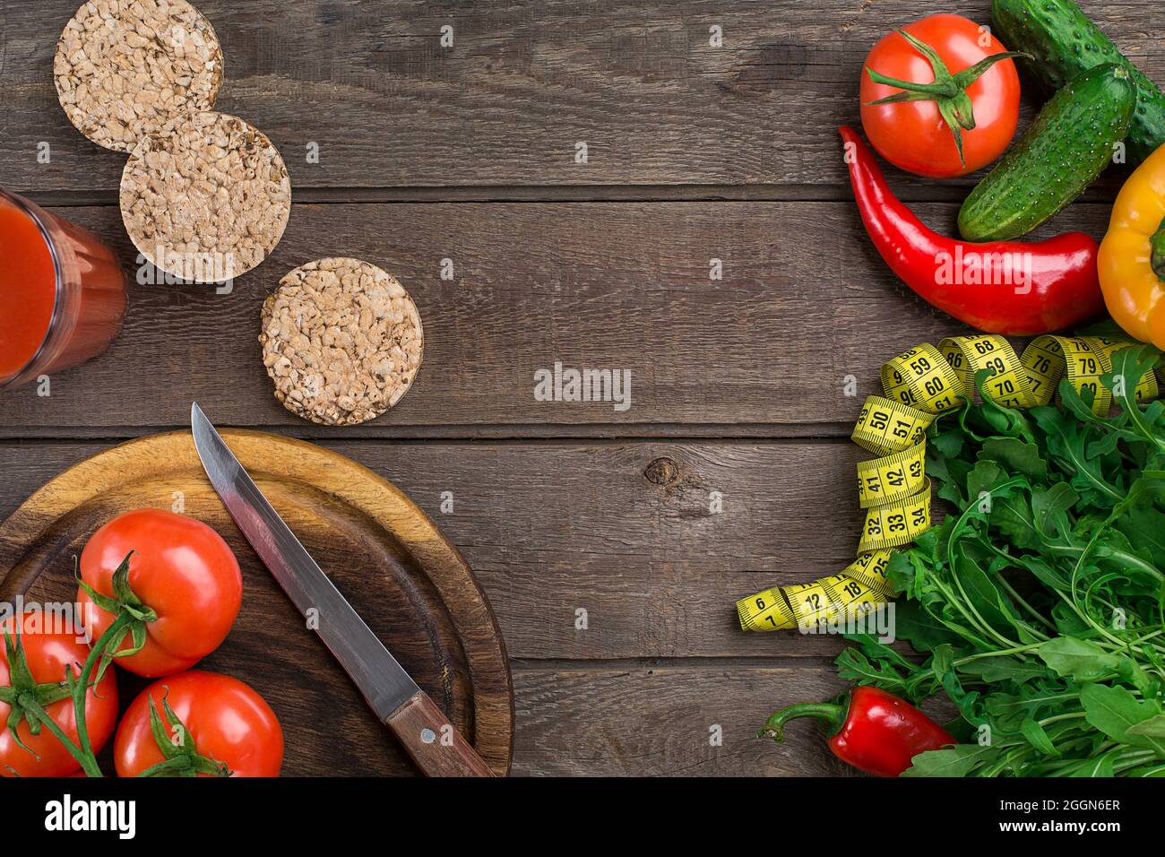 Bicchiere di succo di pomodoro con verdure e nastro di misurazione sul piano d'esame Foto Stock