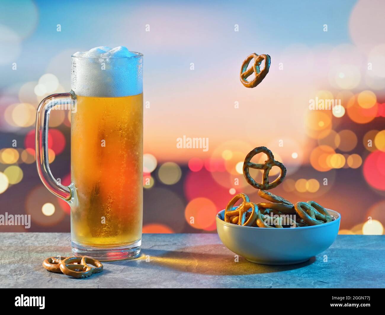 Primo piano pinta di birra e Pretzel salati Shoot in Studio Foto Stock