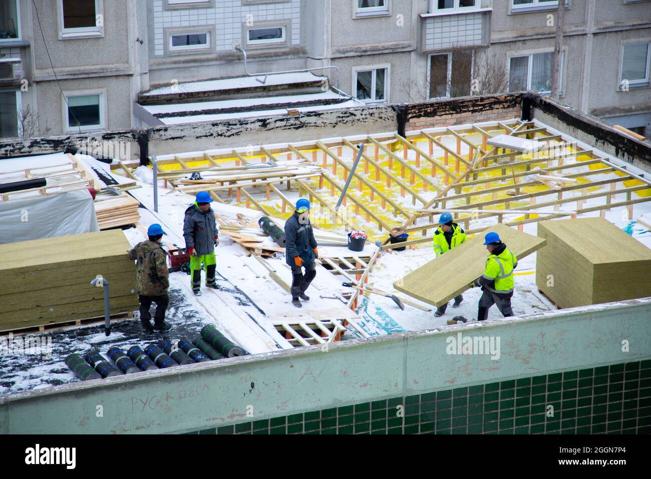 costruttori che fanno un rinnovamento del tetto Foto Stock