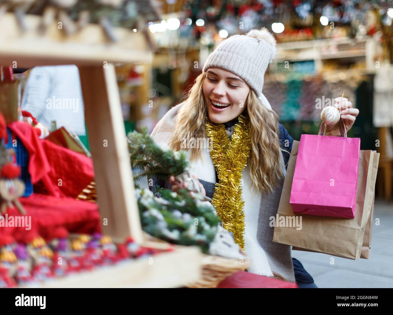 Giovane donna che acquista decorazioni di Natale Foto Stock