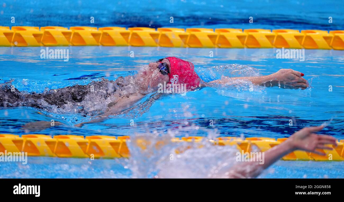 Bethany Firth della Gran Bretagna sulla strada per vincere l'oro nel backstroke femminile di 100 m - S14 finale al Tokyo Aquatics Center durante il giorno nove dei Giochi Paralimpici di Tokyo 2020 in Giappone. Data foto: Giovedì 2 settembre 2021. Foto Stock