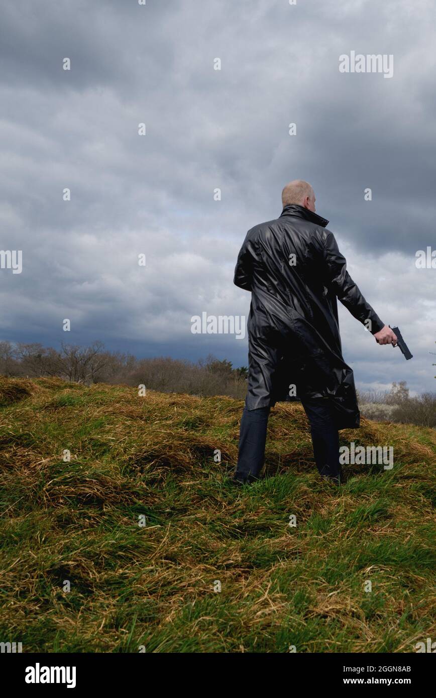 tramonto sequenza oro bagliore con un sacco di nuvole con silhouette di alberi Foto Stock