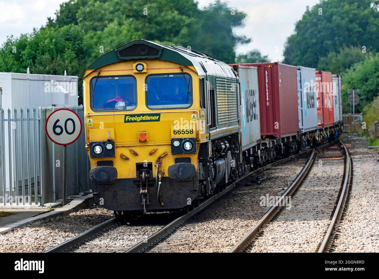 Treno merci Freightliner sull'Ipswich fino alla linea Felixstowe container port, Westerfield, Suffolk, Regno Unito. Foto Stock