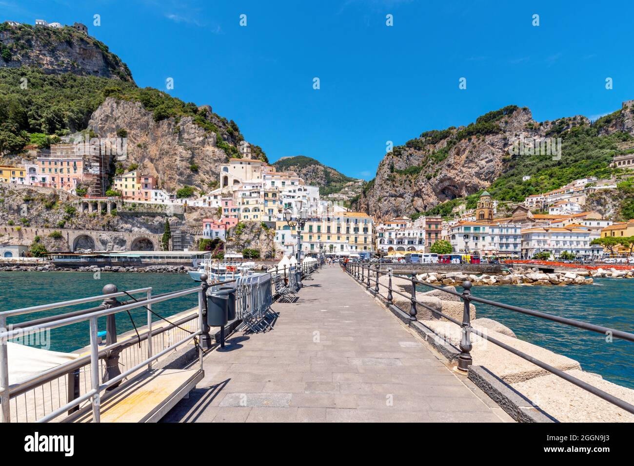 Costiera Amalfitana, Italia - Luglio 01 2021: Ingresso dal mare ad Amalfi Foto Stock