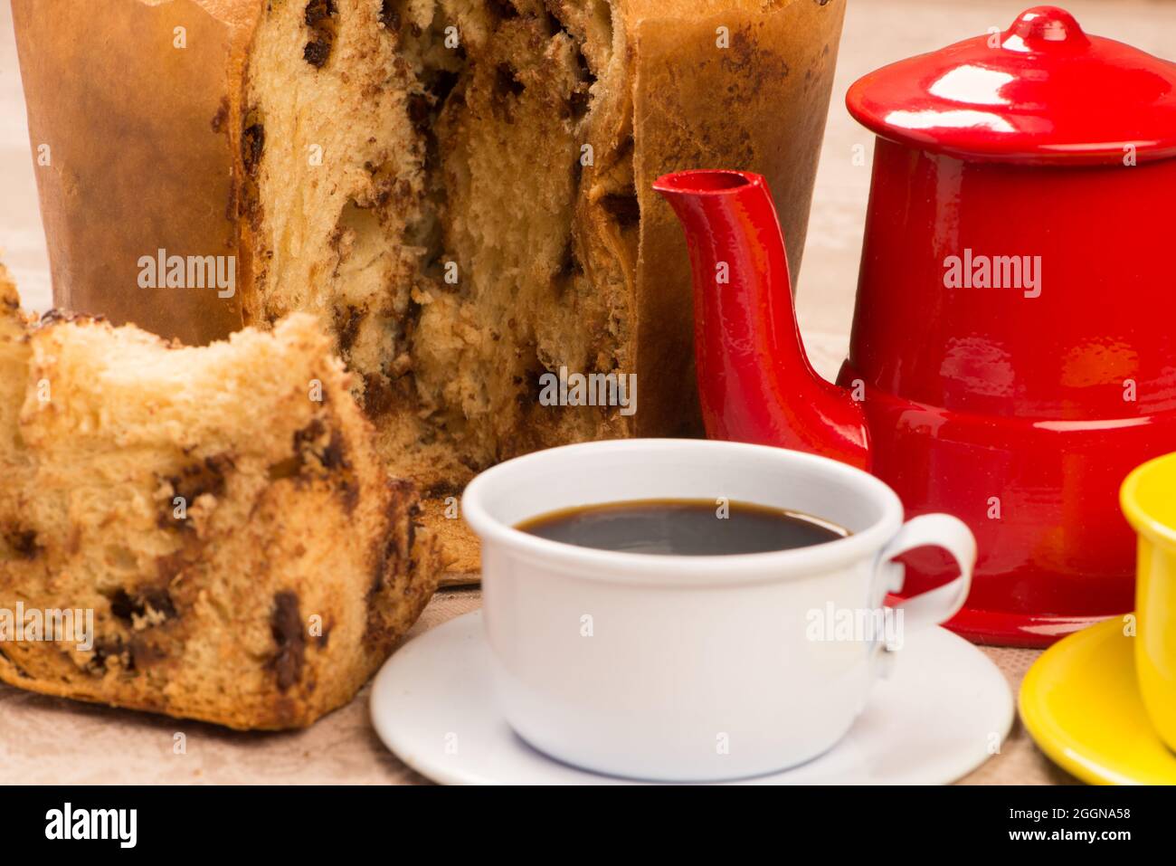 fetta di panettone con una tazza di caffè Foto stock - Alamy
