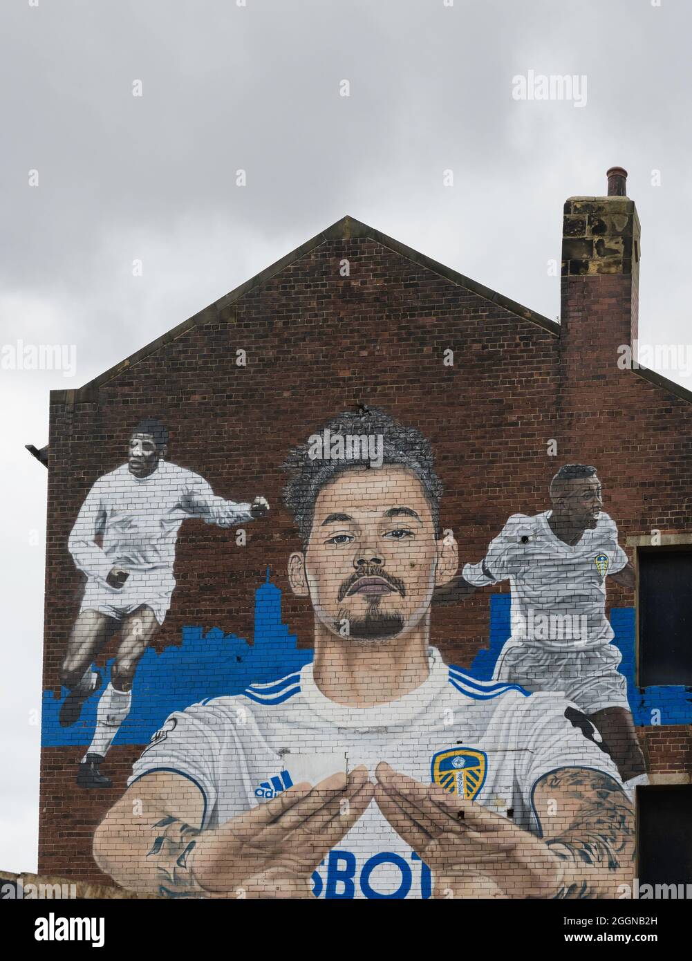 Il murale di The Way dei calciatori del Leeds United Kalvin Phillips, Lucas Radebe e Albert Johanneson di Akse P19 chiama Leeds Yorkshire Foto Stock
