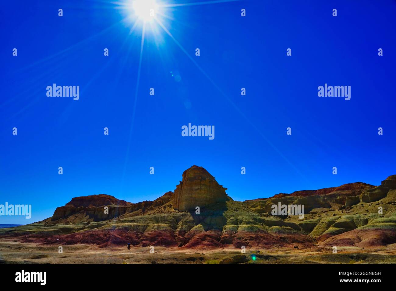 Vento eroso colline quadrate, minareti, cime, Efege tumuli. Cielo blu pulito. Splendido paesaggio di terra giallo eroso dal vento. Città del diavolo, Xinjiang C. Foto Stock