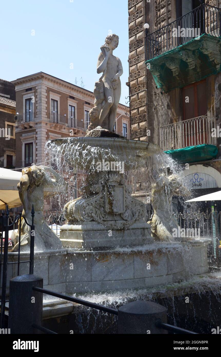 Una fontana in marmo a Catania, Sicilia, nell'estate del 2021. Foto Stock